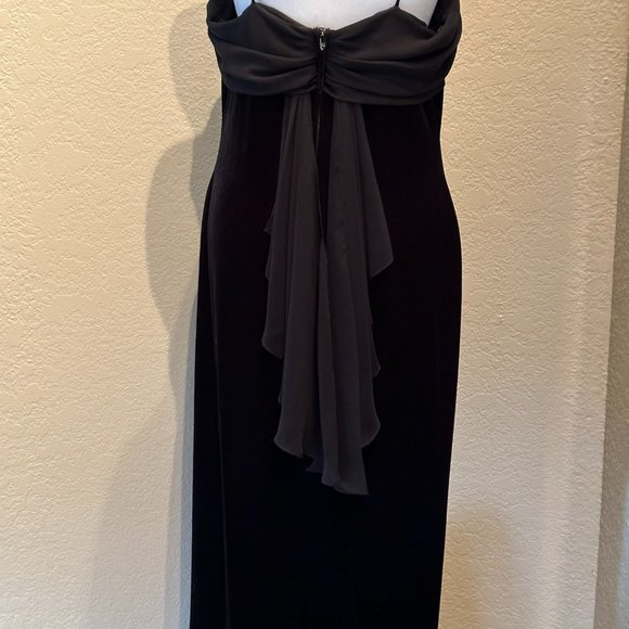 Black velvet full length dress with matching bodice, back and wrap. Size 12-14. - Picture 4 of 8